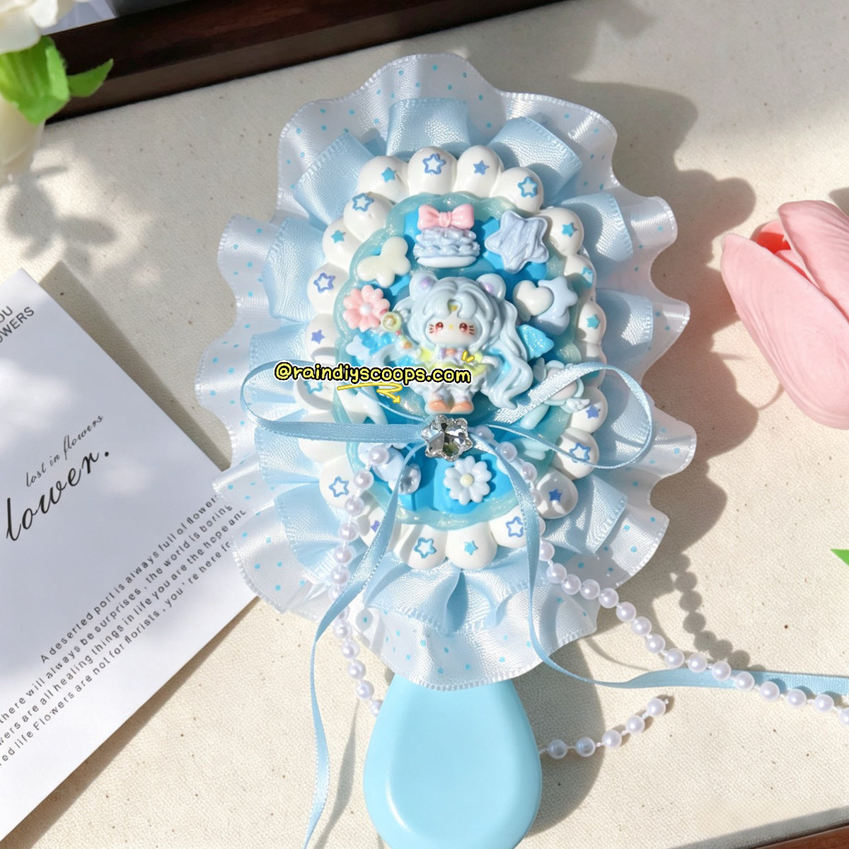 Blue cream glue comb
